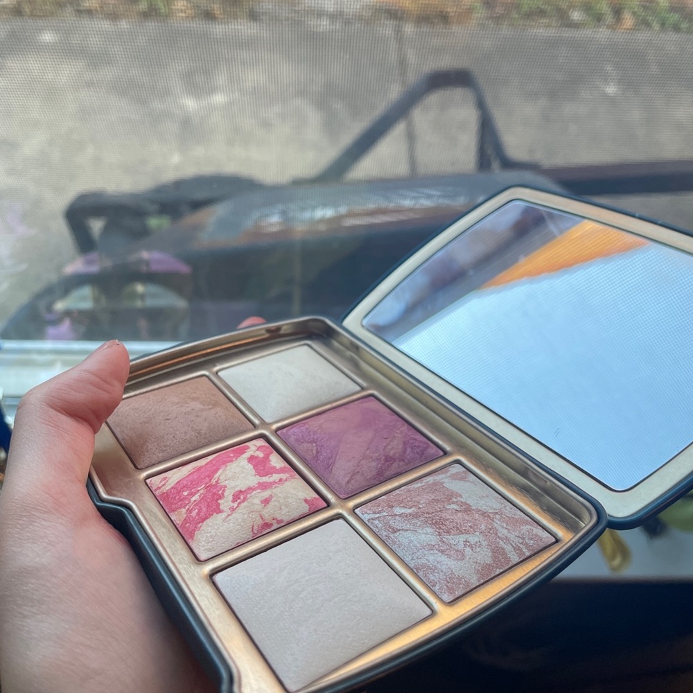 Hourglass jellyfish face palette Luxurious Makeup ambient lighting powder